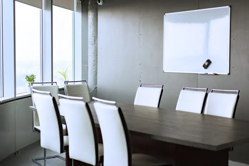Before the First Word Is Spoken: The Deliberate Stagecraft Behind Elite Creative Presentations